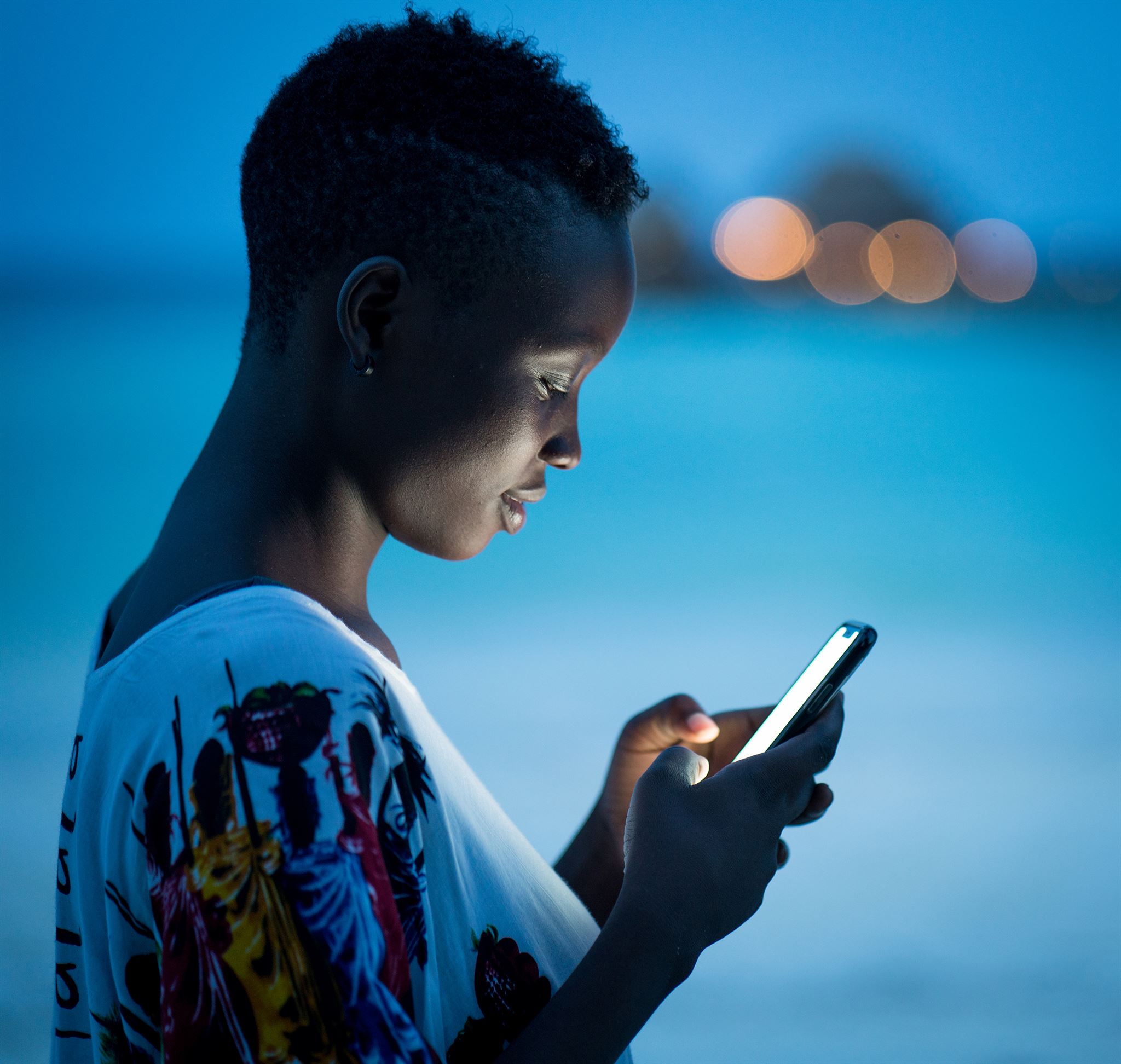 Woman-holding-smartphone